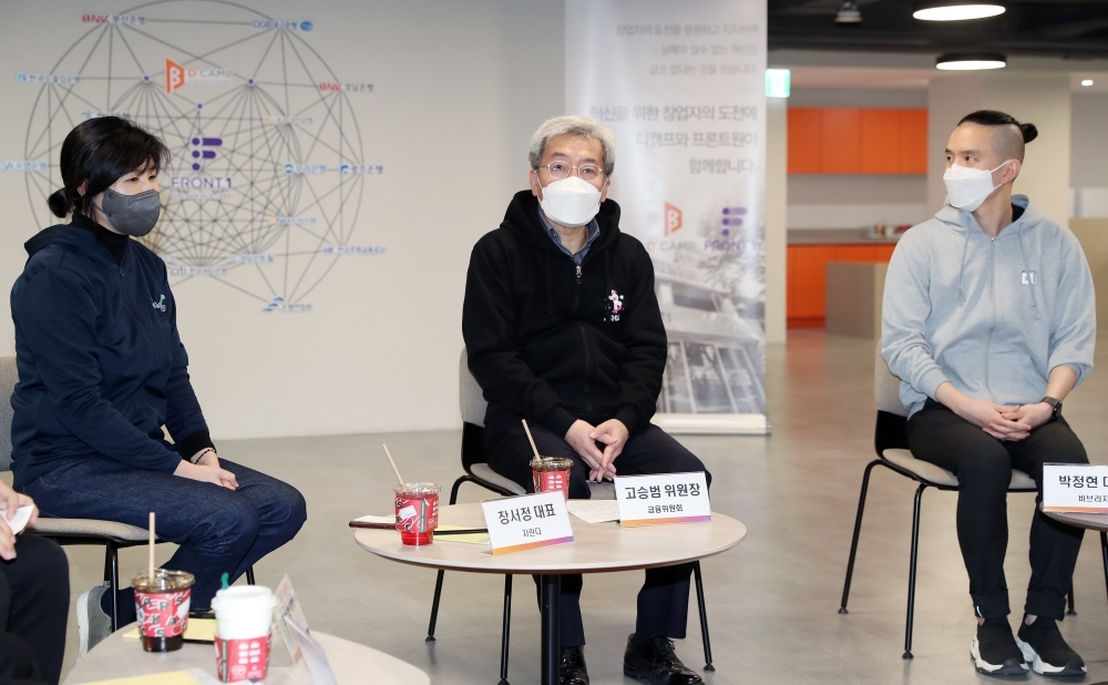 고승범 금융위원장(가운데)이 7일 오후 서울 마포구 스타트업 복합 지원공간 프론트원에서 청년 창업가, 스타트업에 대한 보육·투자를 수행하는 액셀러레이터·벤처캐피탈(AC·VC) 등과 간담회를 하고 있다./사진=금융위원회