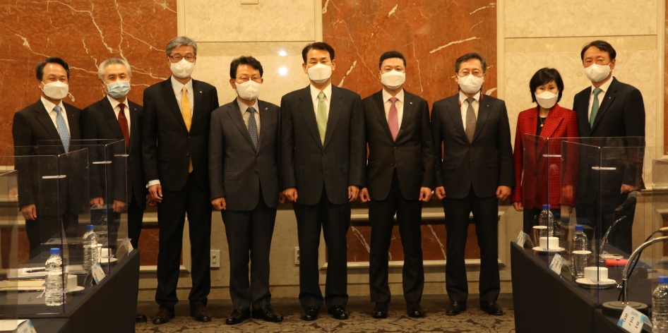 정은보 금융감독원장이 9일 시중은행장과 간담회를 가졌다. 왼쪽부터 진옥동 신한은행장, 박종복 SC제일은행장, 허인 KB국민은행장, 김광수 은행연합회장, 정은보 금융감독원장, 권광석 우리은행장, 박성호 하나은행장, 유명순 씨티은행장, 권준학 NH농협은행장. /사진제공=금감원