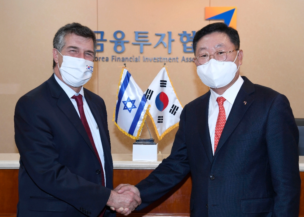 나재철 금융투자협회 회장(오른쪽)은 9일 아키바 토르(Akiva Tor) 주한 이스라엘 대사(왼쪽)와 간담회를 하고 양국의 금융투자 산업간 투자 확대 및 협력 방안에 대해 논의했다. / 사진제공= 금융투자협회(2021.11.09)