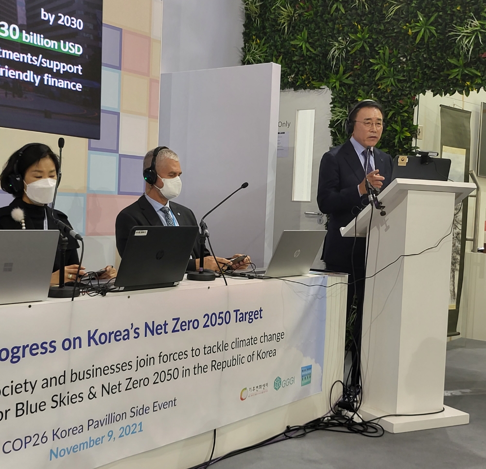 조용병 신한금융그룹 회장이 9일(현지시간) 영국 글래스고에서 열린 '제26차 유엔기후변화협약 당사국총회(COP26)'의 한국 홍보관에서 신한금융그룹의 탄소중립 전략을 발표하고 있다./사진=신한금융그룹