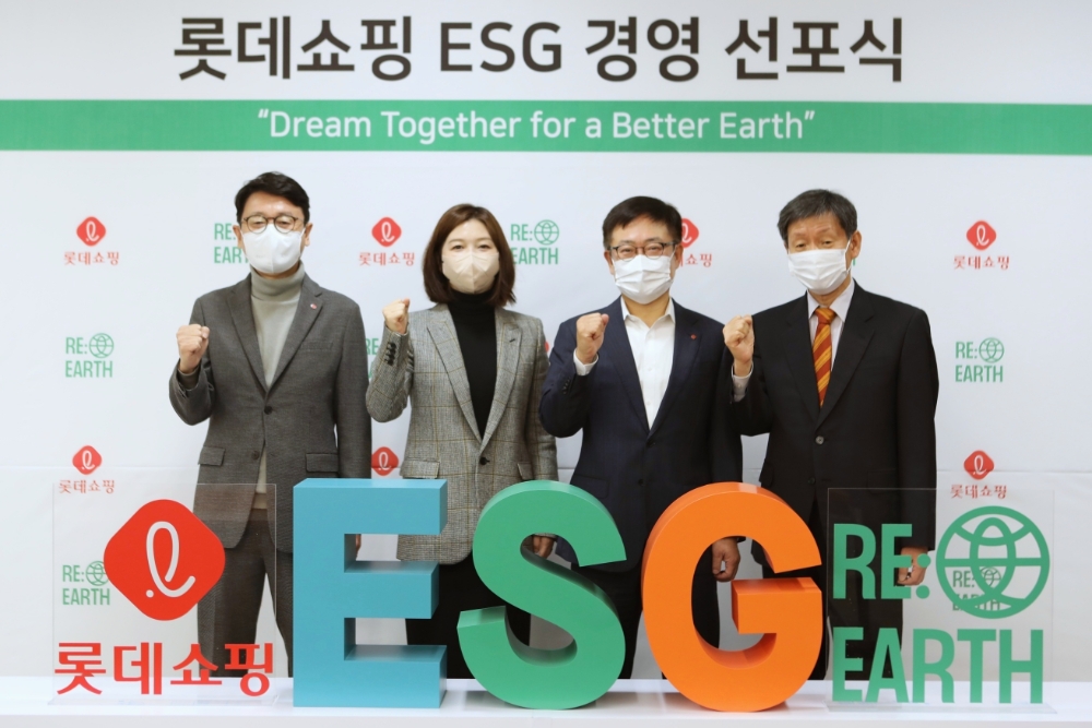 11월 11일 서울 중구 소공동에 위치한 롯데쇼핑 본사에서 (왼쪽부터) 황범석 롯데백화점 대표이사, 전미영 ESG 위원회 이사, 강희태 롯데쇼핑 대표이사 부회장, 이재원 ESG 위원회 이사가ESG 경영 선포식의 단체 기념 촬영을 하는 모습./ 사진제공 = 롯데쇼핑