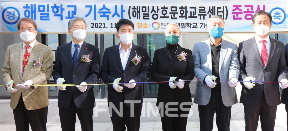 (왼쪽부터) 이제훈 초록우산어린이재단 회장과 조흥식 사회복지공동모금회 회장, 함영주 하나금융그룹 부회장, 김인순 해밀학교 이사장, 박수안 박기범 재단 이사장, 신영재 강원도의회 의원이 15일 ‘해밀 상호문화교류센터’ 준공식에서 기념촬영하고 있다./사진=하나금융그룹