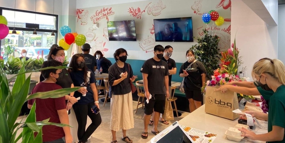 하와이 BBQ 쿠오놀몰점에서 BBQ치킨을 시킨 고객이 음식을 기다리고 있다./사진제공=BBQ