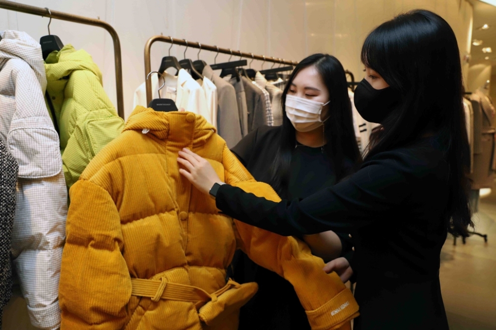 신세계 3층 분더샵 쇼핑모습./ 사진제공 = 신세계백화점