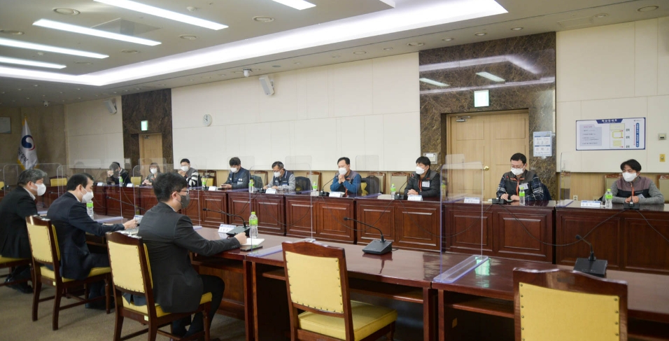 카드사노동조합협의회가 17일 오전10시 금융위원회 대회의실에서 이세훈 금융위 사무처장, 이진수 금융위 중소금융과장과 간담회를 가졌다. /사진제공=카드사노동조합협의회