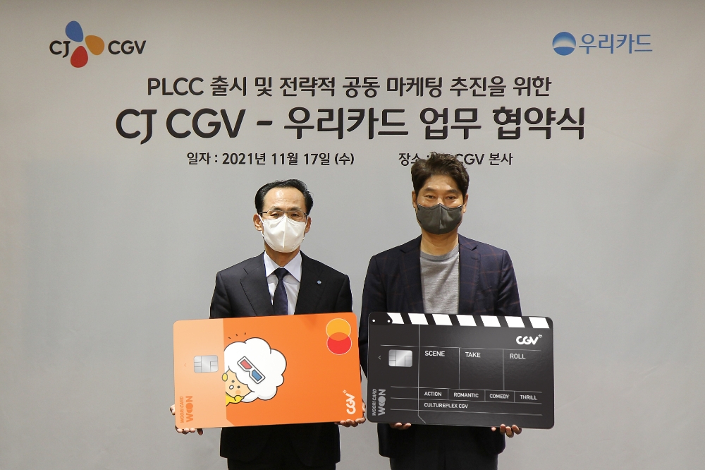 김정기 우리카드 대표이사와 허민회 CJ CGV 대표이사(오른쪽)가 기념사진을 촬영하고 있다. /사진제공=우리카드 