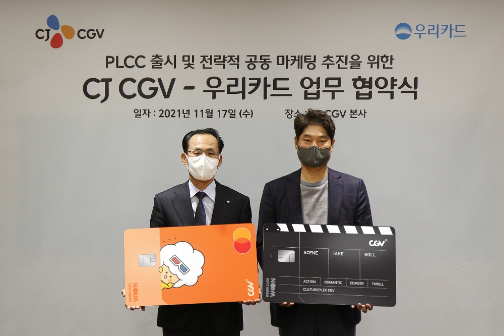 김정기 우리카드 대표이사와 허민회 CJ CGV 대표이사(오른쪽)가 기념사진을 촬영하고 있다. /사진제공=우리카드