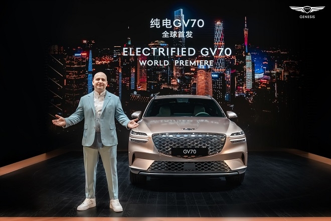 마커스 헨네 제네시스 중국법인장이 GV70 전기차를 소개하고 있다. 제공=현대차.