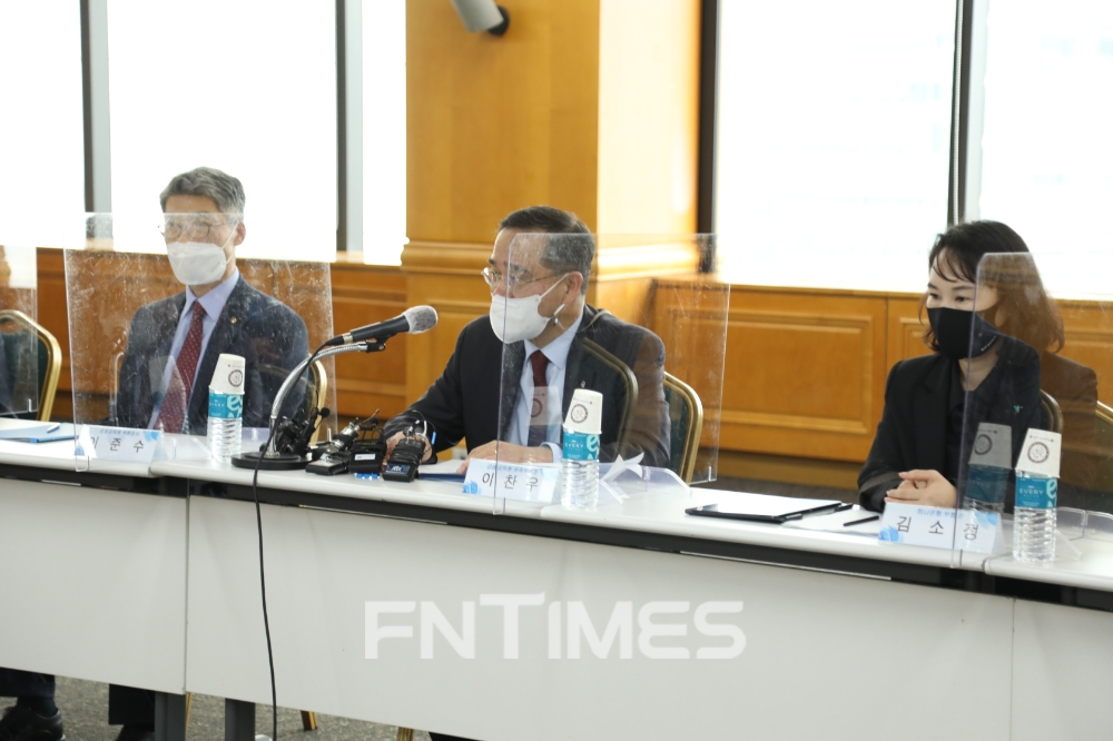 이찬우 금융감독원 수석부원장(가운데)이 19일 서울 명동 은행연합회관에서 열린 ‘주요 은행 여신담당 부행장 간담회’에서 발언하고 있다./사진=금융감독원