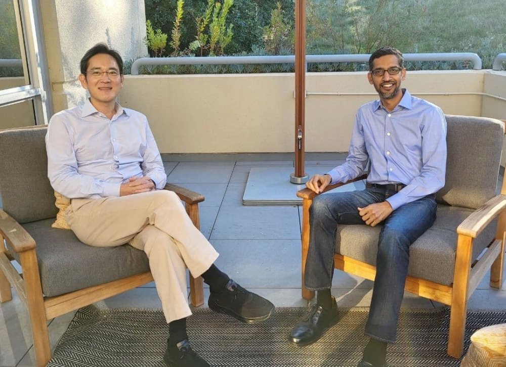 지난 22일(현지시각) 미국 캘리포니아주 마운틴뷰 구글 본사에서 만난 이재용 삼성전자 부회장(왼쪽)과  순다르 피차이(Sundar Pichai) 구글 CEO(오른쪽). 사진=삼성전자