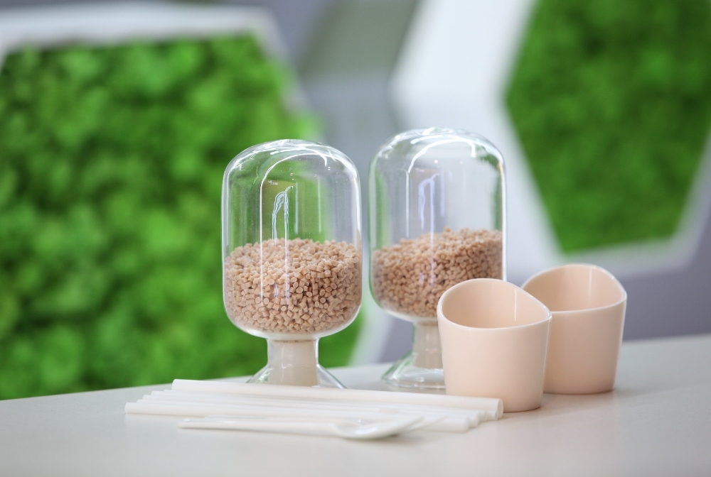 고강도 PBAT 소재와 고강도 PBAT 소재로 만든 생분해 제품./ 사진제공 = 대상(주)