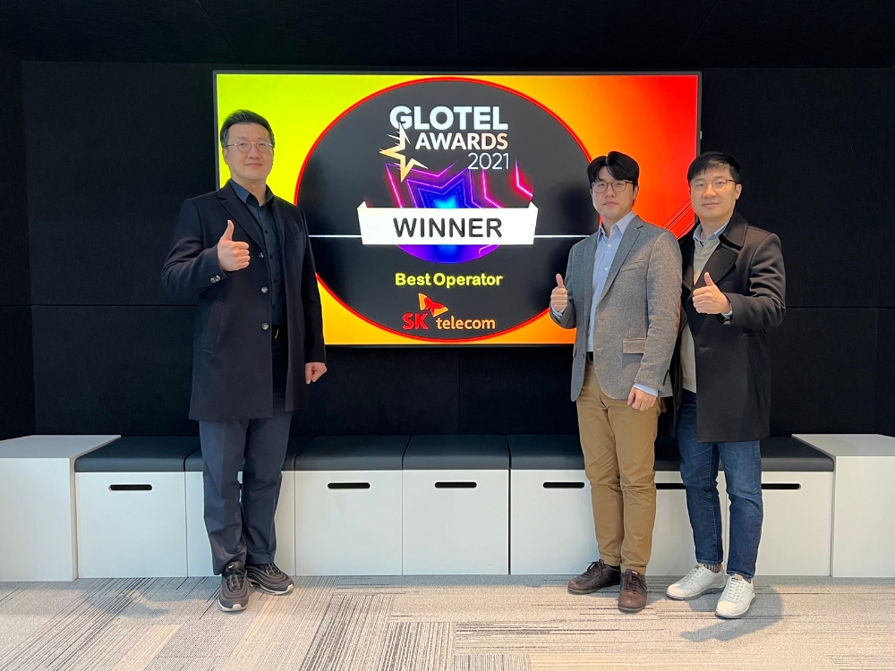 SK텔레콤이 ‘글로벌 텔레콤 어워드’에서 3년 연속 ‘최고 통신사’ 부문을 수상했다. (왼쪽부터) SK텔레콤 류탁기 엑세스개발팀장, 최기완, 김동욱 매니저. 사진=SK텔레콤