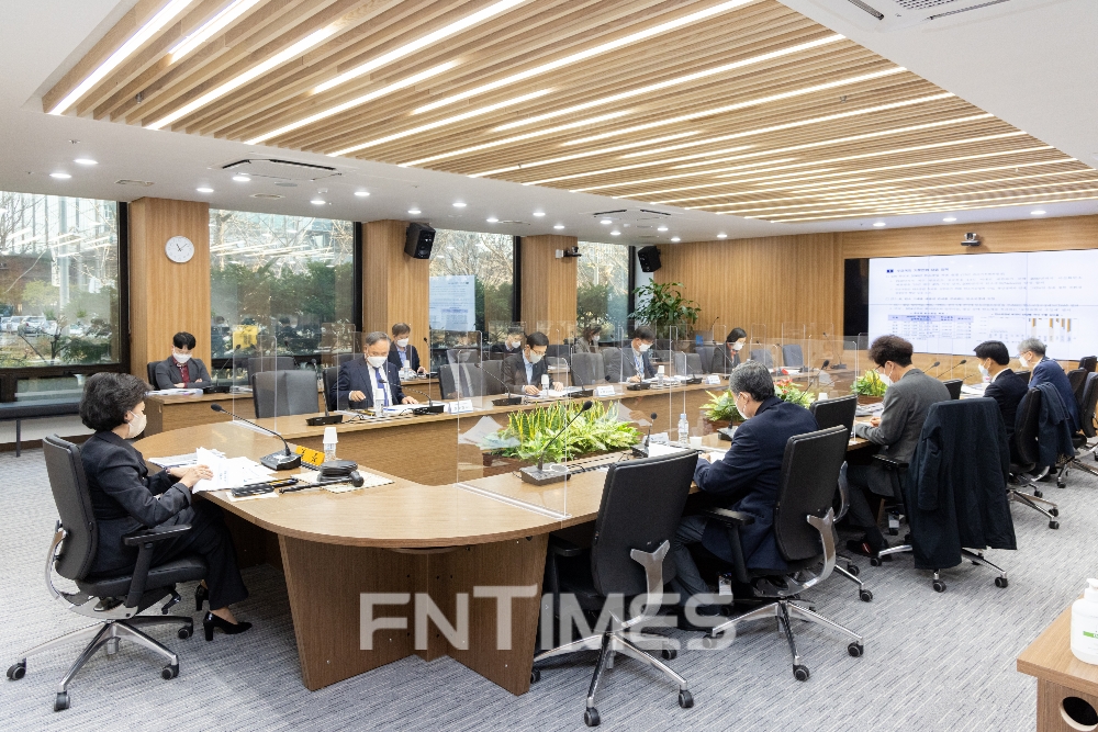 정다미 한국수출입은행 ESG(환경‧사회‧지배구조) 위원회 위원장(명지대학교 경영대학장‧가장 왼쪽) 등이 24일 수출입은행 여의도 본점에서 ESG 경영 추진 계획을 심의하는 '제1차 ESG위원회'를 진행하고 있다./사진=한국수출입은행