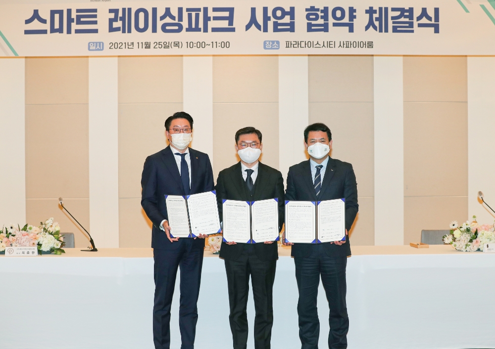 25일 인천 파라다이스시티에서 열린 ‘인천공항 내 스마트 레이싱파크 유치를 위한 투자협약 체결식’에서 김경욱 인천국제공항공사 사장(사진 오른쪽)이 협약 체결 후 (사진 왼쪽부터) 최종환 파라다이스세가사미 대표, 김종석 모노리스인천파크 대표와 기념촬영을 하고 있다. / 사진제공=인천국제공항공사
