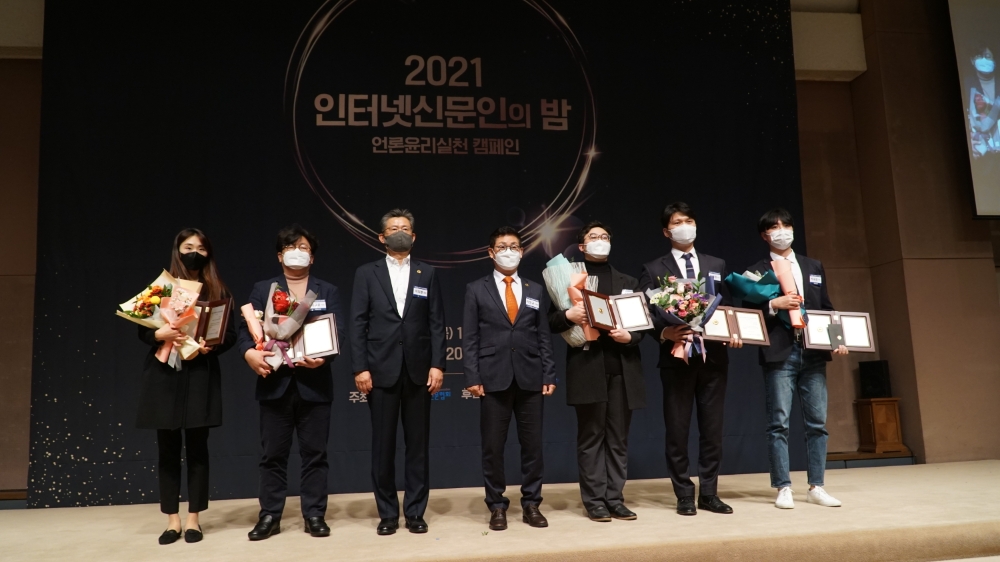이의춘 인신협 회장(왼쪽 세번째)과 언론윤리대상 기자부문 수상자들(사진=인신협 제공)