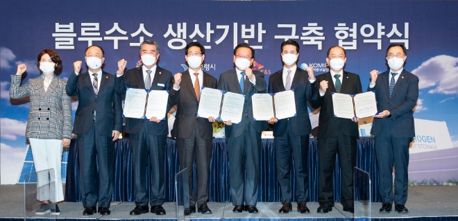 SK E&S는 26일 서울 중구 롯데호텔에서 충청남도, 보령시, 한국중부발전과 ‘충청남도 보령시 친환경 청정수소 생산 기반 구축을 위한 상호협력에 관한 업무 협약’을 체결했다. 사진=SK E&S.