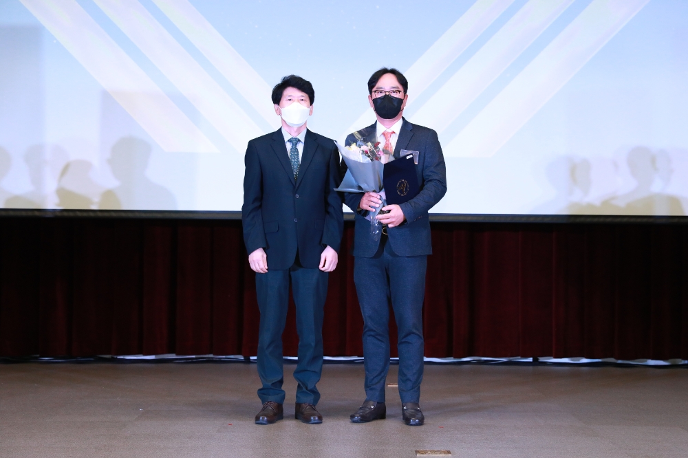 2021년 서울사회공헌대상에서 한화건설의 포레나 도서관 조성사업이 우수프로그램으로 선정돼 서울시장상을 수상했다. 사진은 정수용 서울시 복지정책실장(왼쪽), 김석원 한화건설 지원팀장. / 사진제공=한화건설