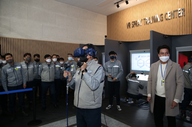 대우조선해양은 실감형 가상현실(VR, Virtual Reality)을 기반으로 한 선박 스프레이 도장 훈련이 가능한 ‘VR 도장 교육센터’를 개소했다. 사진=대우조선해양.