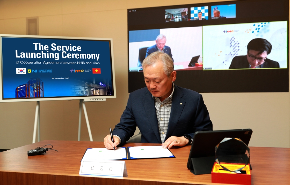 정영채 NH투자증권 사장이 29일 여의도 사옥에서 진행된 베트남 인터넷은행 플랫폼 Timo와 협력협약 체결식에서 협약서에 서명하고 있다. / 사진제공=NH투자증권
