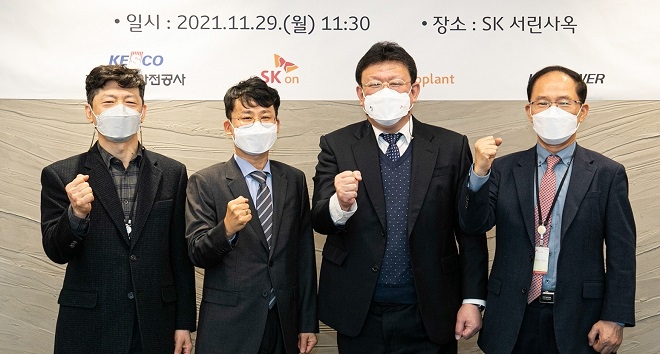 (왼쪽부터)한국전기안전공사 김한상 신재생안전처장, SK온 손혁 이모빌리티사업부장, SK에코플랜트 이태희 에코스페이스PD, 케이디파워 이양수 대표이사. 제공=SK온.