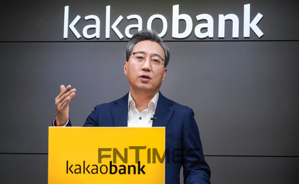 윤호영 카카오뱅크 대표이사가 지난 2월 온라인 기자간담회에서 발표하는 모습./사진=카카오뱅크