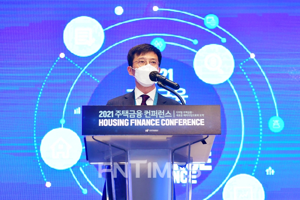 최준우 한국주택금융공사 사장이 1일 서울 여의도 콘래드 호텔에서 주택금융의 발전적 방향을 논의하기 위해 열린 ‘2021 주택금융 컨퍼런스‘에서 개회사를 하고 있다./사진=한국주택금융공사