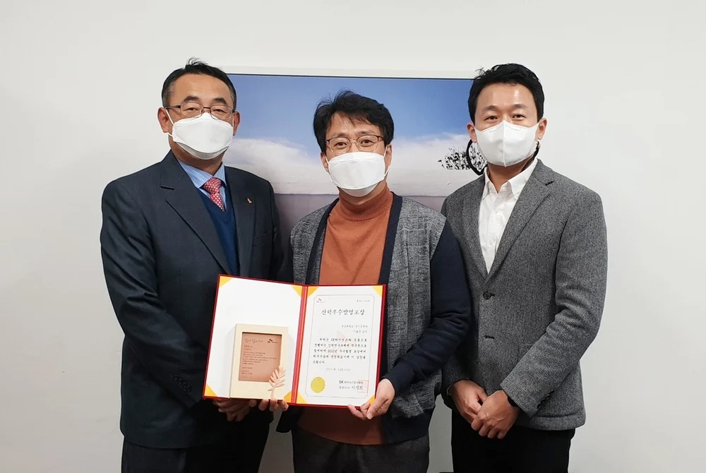 (왼쪽부터) 허용수 SK하이닉스 특허개발기획 PL, 이호준 부산대학교 교수, 김준수 SK하이닉스 R&D전략기획 TL. 사진=SK하이닉스