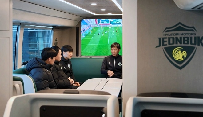 버스 안에서 전술 회의…현대차 '유니버스 작전지휘차' 개발