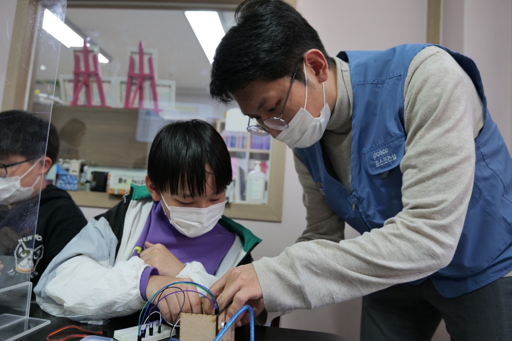 포스코건설 인천 지역아동센터 코딩교실 현장 / 사진제공=포스코건설