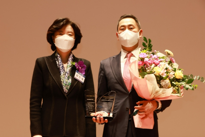 목진원 현대캐피탈 대표이사와 심인숙 한국기업지배구조원 원장(왼쪽)이 사진 촬영을 하고 있다. /사진제공=현대캐피탈