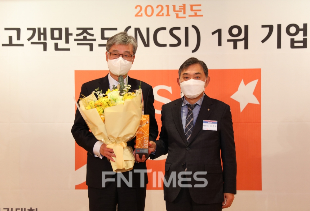 허인 KB국민은행장(왼쪽)과 홍준호 <조선일보> 대표이사가 7일 서울 중구 롯데호텔에서 열린 '2021년도 국가고객만족도(NCSI) 1위 기업 인증식'에서 기념촬영하고 있다./사진=KB국민은행