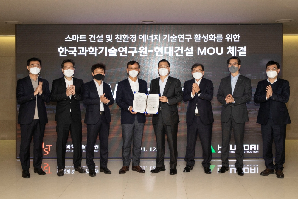 7일 서울시 종로구 현대건설 본사에서 윤영준 현대건설 사장(오른쪽에서 네 번째)과 윤석진 한국과학기술연구원 원장(왼쪽에서 네 번째)이 업무협약체결을 하고 있다. / 사진제공=현대건설