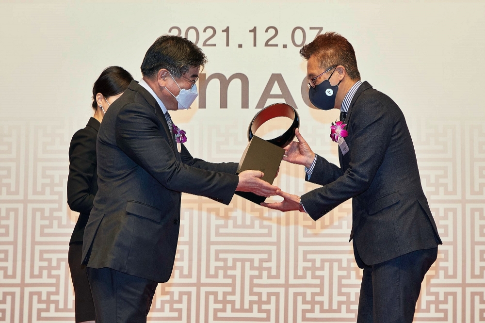 7일 한국능률협회컨설팅 주관으로 서울 신라호텔 다이너스티홀에서 열린 2021 한국의경영대상 시상식에서 풀무원 유원무 바른마음경영실장(사진 오른쪽)이 공공혁신위원회 김용진 위원장으로부터 '한국의 ESG혁신 리더’상을 수여받고 있다./ 사진제공 = 풀무원