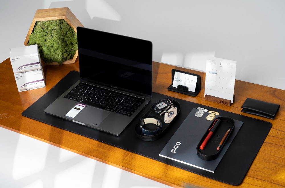 SR이 9일 출시한 ‘SRT, 더 기프트(The Gift)’ 데스크패드, 트레이, 명함꽂이, 책갈피 등 모습. / 사진제공=SR