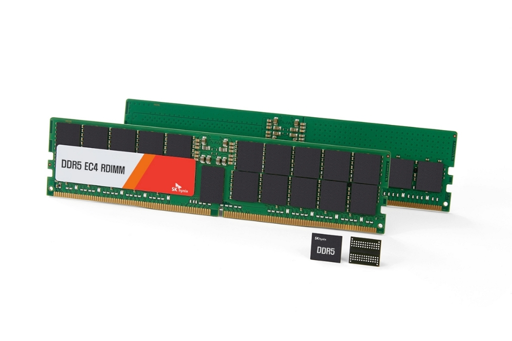 SK하이닉스가 업계 최초로 샘플 출하한 24Gb DDR5 D램과 96GB, 48GB D램 모듈. 사진=SK하이닉스