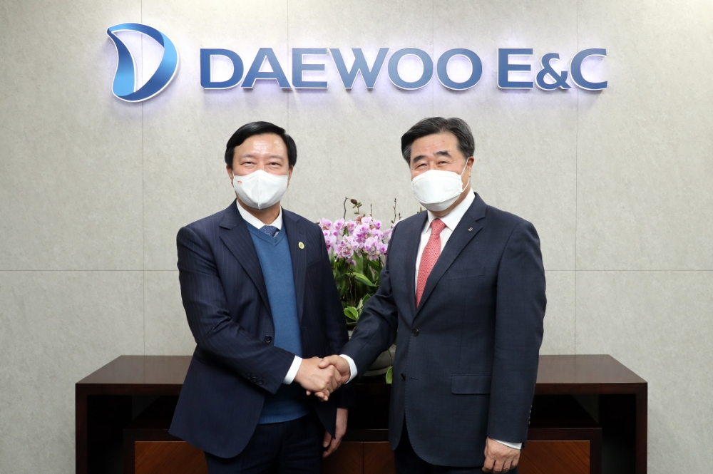 대우건설 김형 사장(오른쪽)이 12월 14일 을지로에 위치한 대우건설 본사에서 베트남 하이즈엉성 팜 쉰 탕 당서기장(왼쪽)을 접견하고 있다. / 사진제공=대우건설