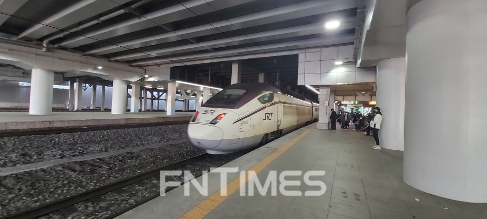 동대구역에 들어서고 있는 SRT 열차 / 사진=장호성 기자