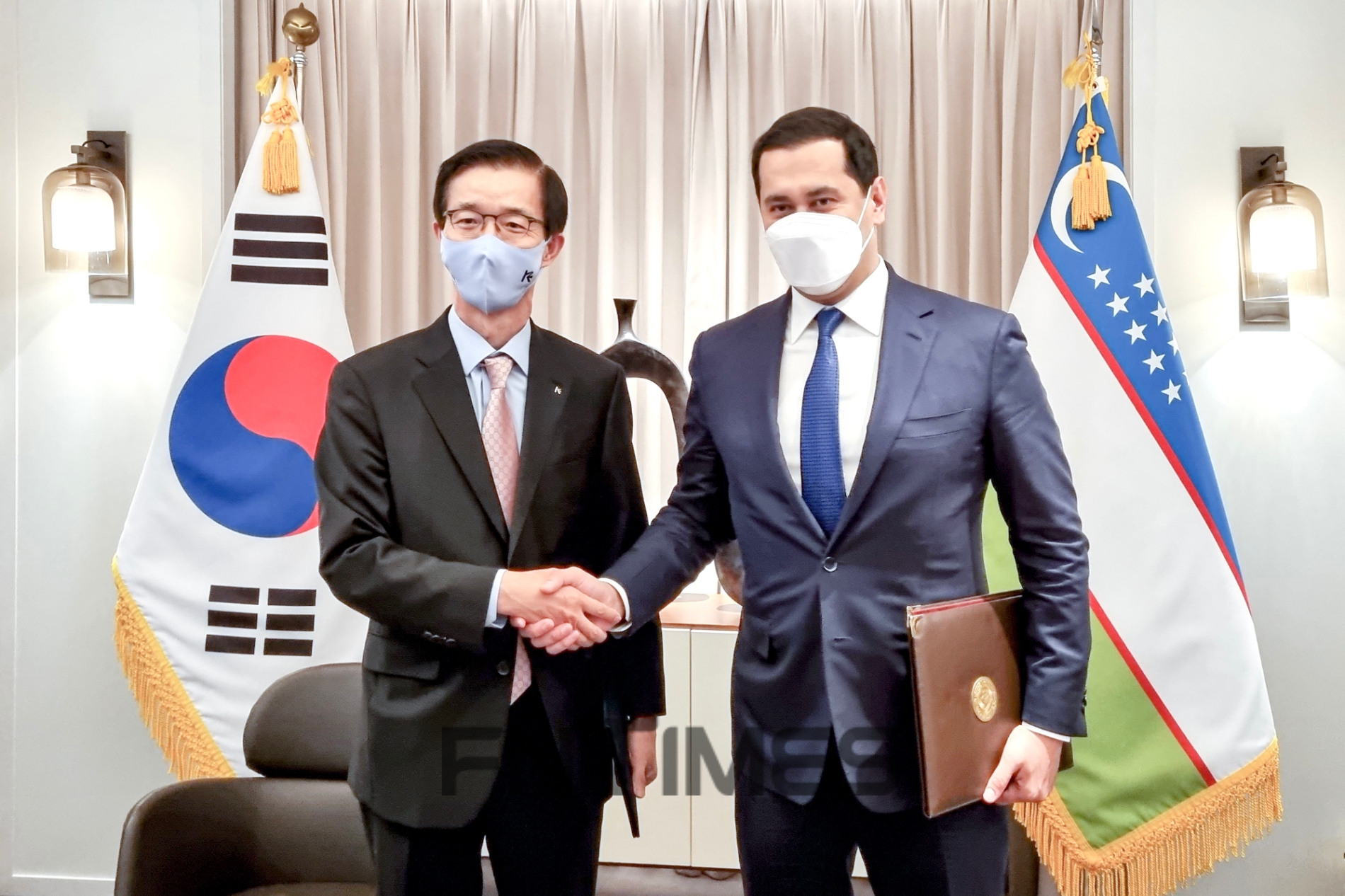 방문규 한국수출입은행장(왼쪽)이 15일 오후 서울 중구 소공동 롯데호텔에서 사르도르 우무르자코프(Sardor Umurzakov) 우즈베키스탄 투자대외협력부총리와 '우즈벡 지방의료기관 의료기자재 공급사업'에 7400만달러(877억6400만원)의 원조자금(EDCF)을 지원하는 차관공여계약을 체결했다./사진=한국수출입은행