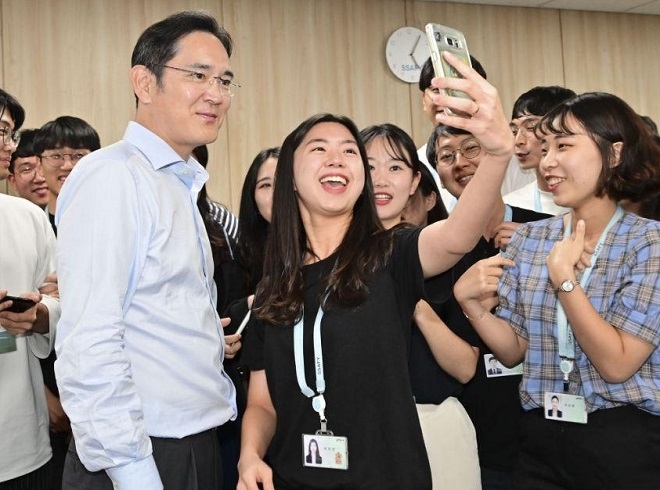 이재용 삼성전자 부회장이 2019년 8월 SSAFY 광주 교육센터를 방문해 교육을 참관하고 교육생들을 격려했다. 사진=삼성전자.