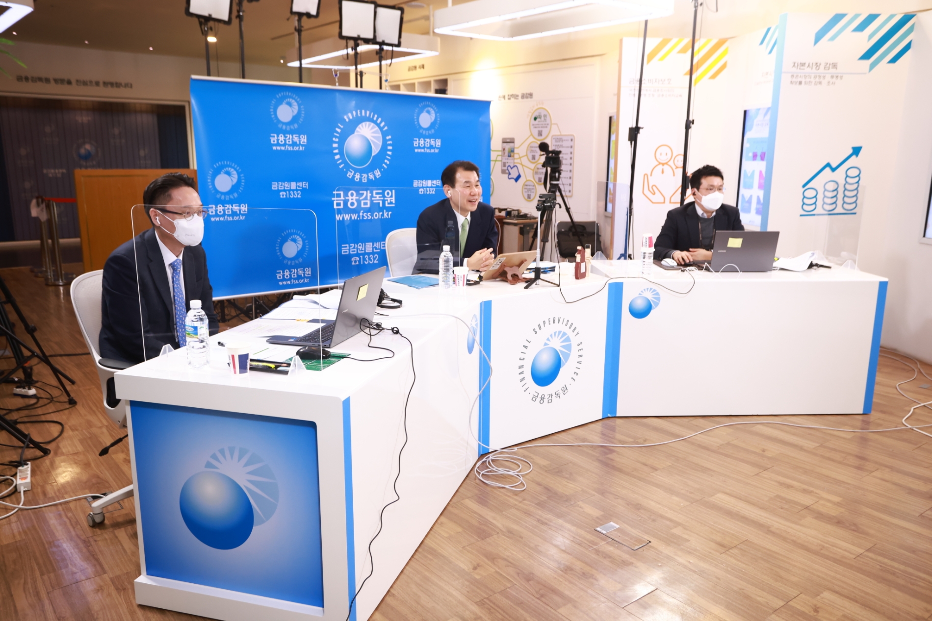 정은보 금융감독원장(가운데)이 21일 온라인 기자간담회를 진행했다. /사진제공=금융감독원