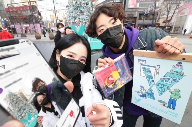 KT(회장 구현모)의 20대 전용 서비스 ‘와이(Y)’는 신촌 연세로 스타 광장에 대형 ‘와이트리(Y-Tree)’를 설치하고 인증샷 이벤트를 진행한다. 사진=KT.