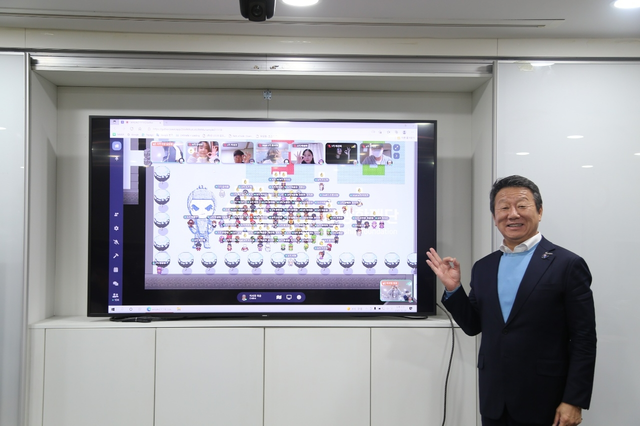 게더타운에 모인 ‘2021년 송년의 밤’ 참석자들과 최윤 OK금융그룹 회장. /사진제공=OK금융그룹