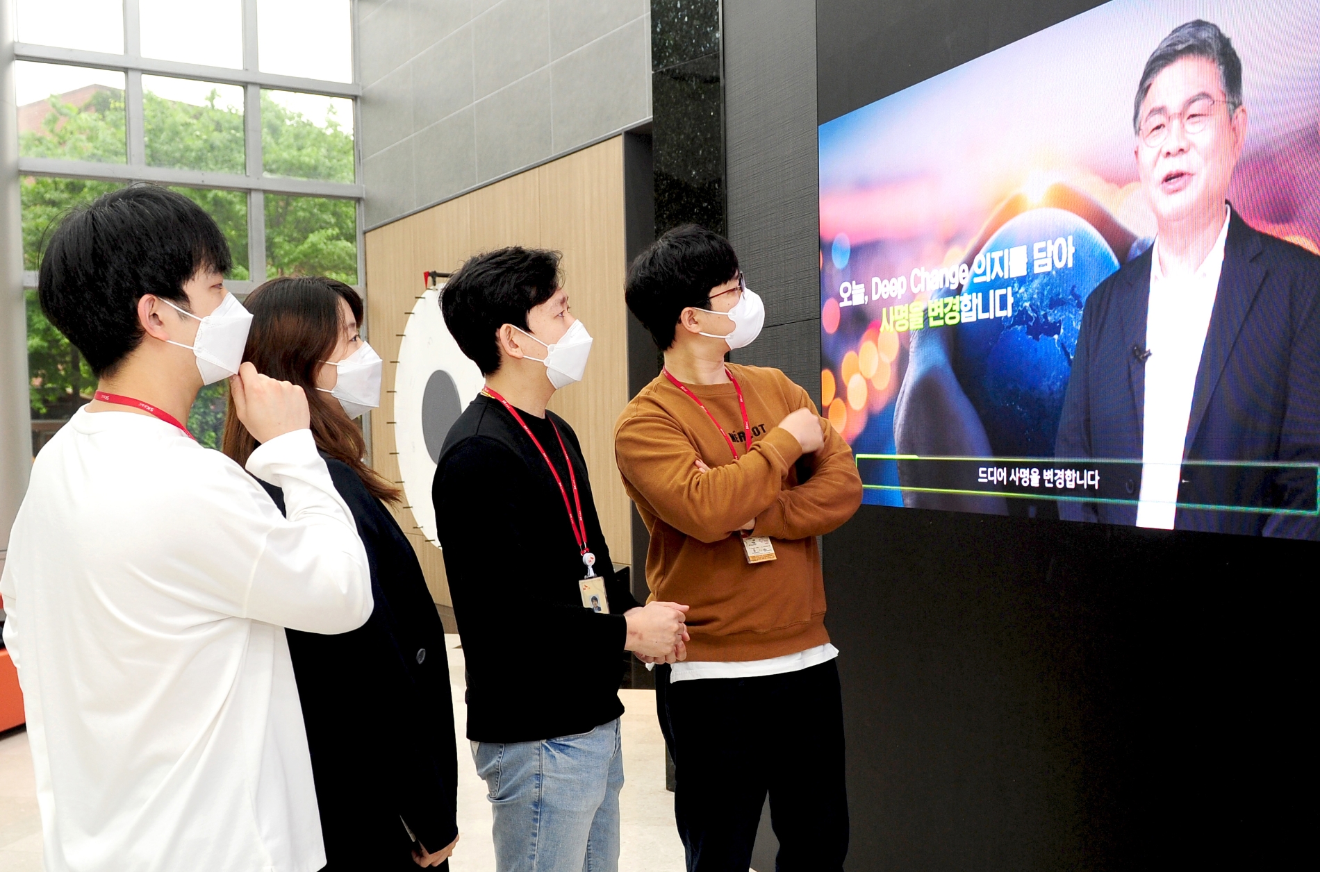 지난 5월 SK에코플랜트 직원들이 사명변경 후 '딥 체인지' 영상을 시청하는 모습 / 사진제공=SK에코플랜트