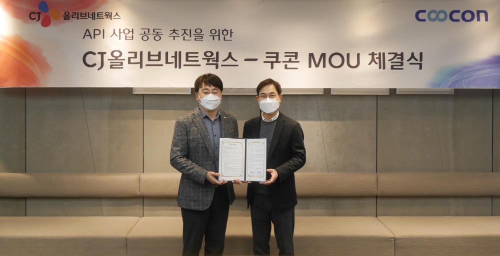 차인혁 CJ올리브네트웍스 대표(왼쪽)와 김종현 쿠콘 대표(오른쪽)가 MOU를 맺고 API 플랫폼 비즈니스 협력에 나선다. /사진제공=쿠콘