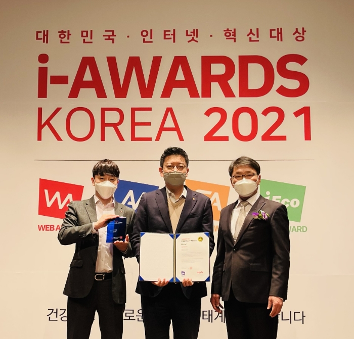 왼쪽부터 김대영 웰컴저축은행 차장, 박성수 웰컴저축은행 이사, 유인호 한국인터넷전문가협회 사무총장. /사진제공=웰컴저축은행