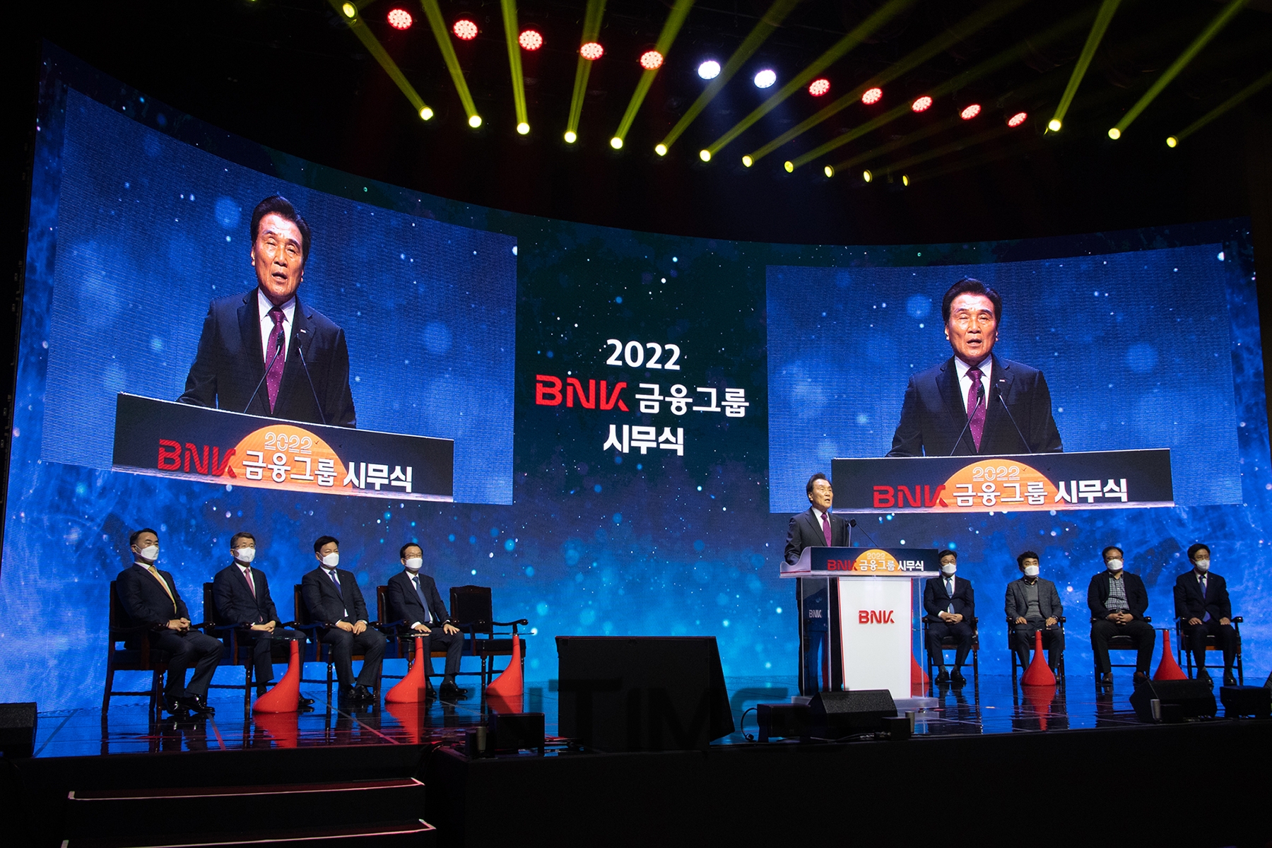 김지완 BNK금융그룹 회장이 3일 오전에 비대면 방식으로 열린 ’2022년 그룹 시무식‘에서 신년사를 발표하고 있다./사진=BNK금융그룹