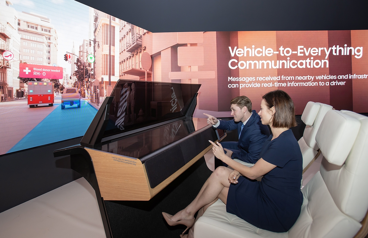 삼성전자 전시관에서 AR 기반의 미래 차량 운전 경험을 체험할 수 있다. 사진=삼성전자