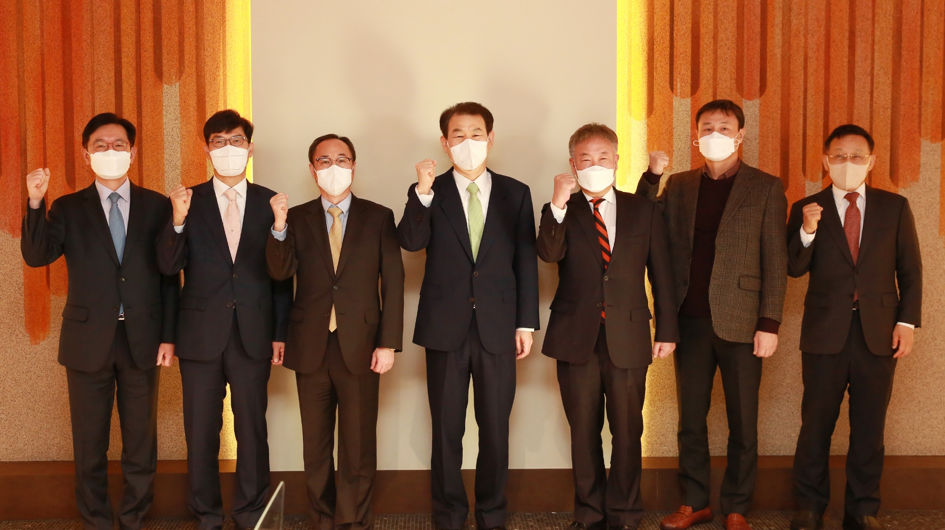 ▲5일 서울 명동 은행회관에서 열린 금융감독원장-경제·금융 연구기관장 간담회에서 참석자들이 기념 촬영을 하고 있다. (사진 왼쪽부터) 김남수 삼성글로벌리서치 부사장, 안철경 보험연구원장, 신진영 자본시장연구원장 , 정은보 금융감독원장, 박종규 금융연구원장, 김영민 LG경영연구원장, 허용석 현대경제연구원장./사진=금융감독원