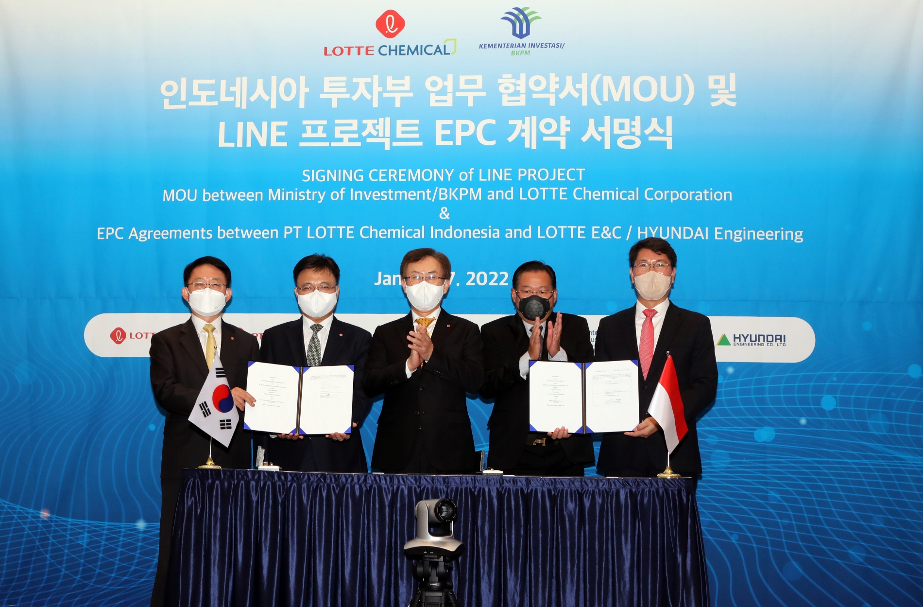 지난 7일 서울 롯데타워에서 진행된 '인도네시아 LINE 프로젝트' 계약 서명식에서 김교현 롯데케미칼 부회장(사진 중앙), 홍현성 현대엔지니어링 플랜트사업본부장(사진 오른쪽 첫 번째), 간디 술리스티얀토 주한 인도네시아 대사(사진 오른쪽 두 번째) 등 관계자들이 본계약을 체결하고 기념사진을 촬영하고 있다. / 사진제공=현대엔지니어링