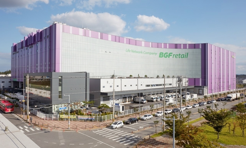 BGF리테일이 업계 유일 9년 연속 국토교통부 주관 우수녹색물류실천기업 인증을 받았다. 사진은 이 회사 중앙물류센터./사진제공=BGF리테일